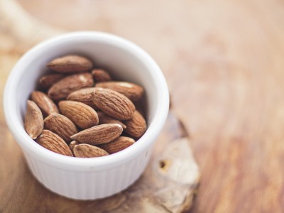 Prendre des amandes en collation