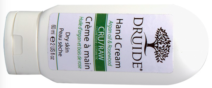 Une crème à mains à l’huile d’argan et bois de rose pour peau sèche