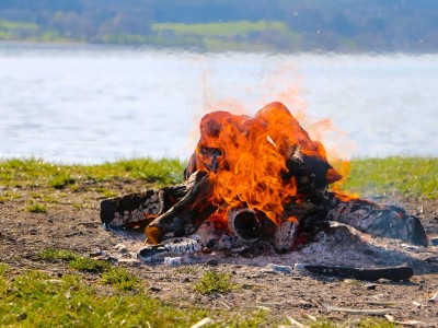 Faire un feu de camp
