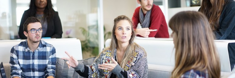 Discuter d’une cause importante avec un ami ou une amie
